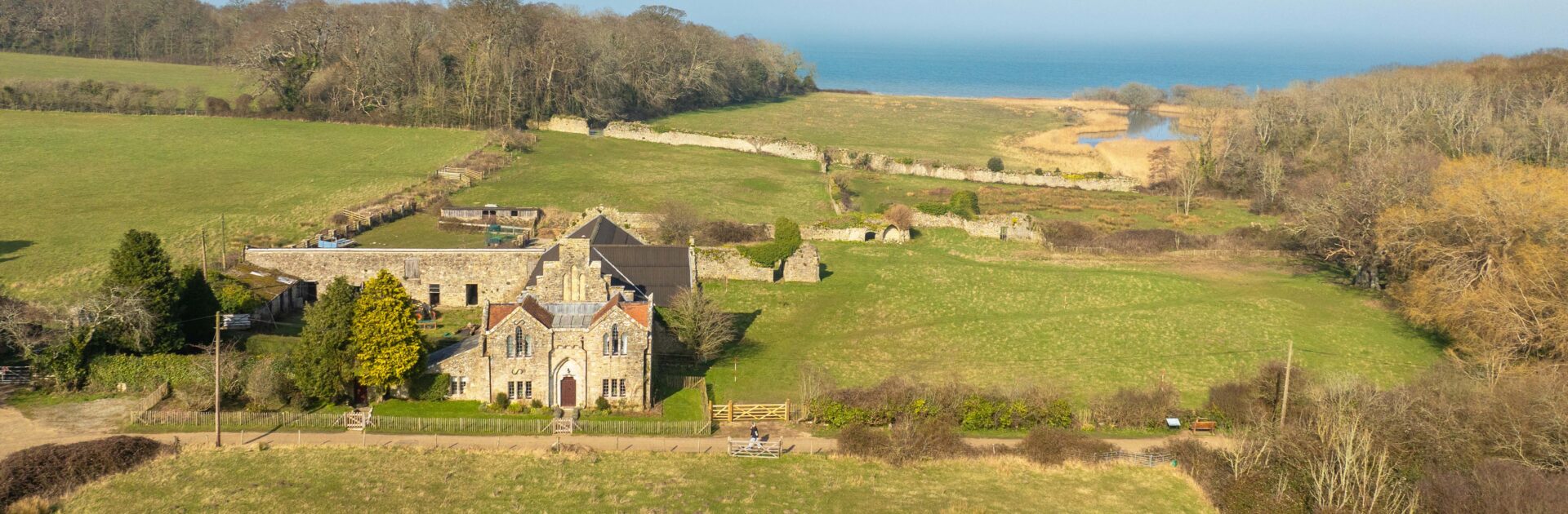 Dog-friendly Isle of Wight holiday cottage - Old Abbey Farmhouse