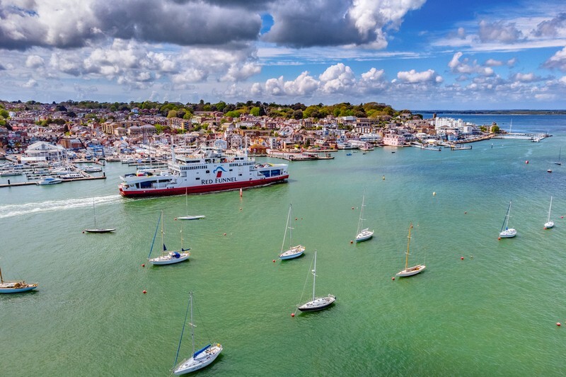 Enjoy discounted ferry travel to your dog-friendly Isle of Wight holiday with pet-friendly lounges on Wightlink and Red Funnel.