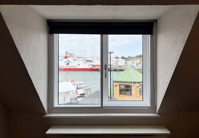 Cottage in Cowes - Bell Cottage, The Isle of Wight. Cottage in Cowes - Bell Cottage, The Isle of Wight.