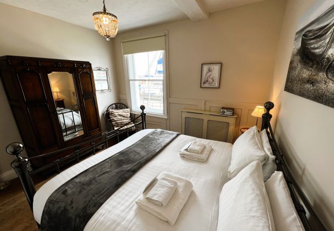 Cottage in Cowes - Bell Cottage, The Isle of Wight. Cottage in Cowes - Bell Cottage, The Isle of Wight.