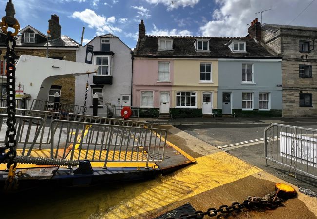 Cottage in Cowes - Bell Cottage, The Isle of Wight. Cottage in Cowes - Bell Cottage, The Isle of Wight.