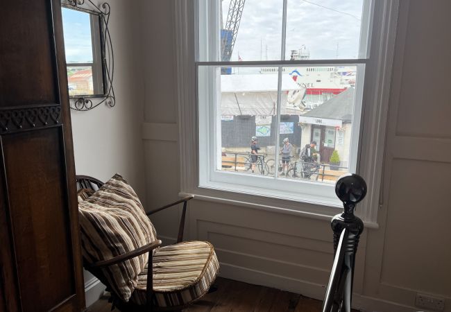 Cottage in Cowes - Bell Cottage, The Isle of Wight. Cottage in Cowes - Bell Cottage, The Isle of Wight.