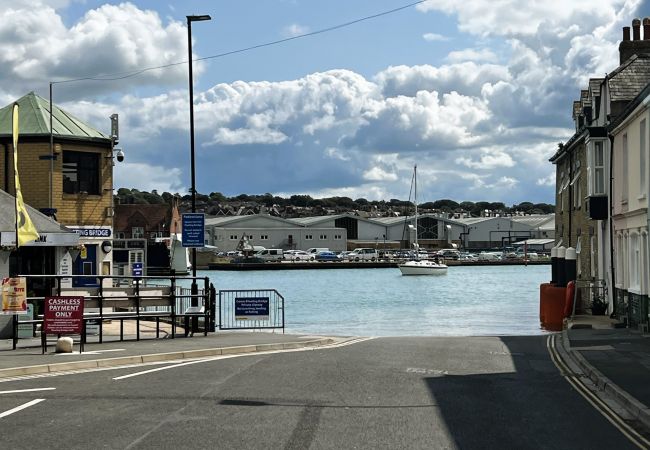 Cottage in Cowes - Bell Cottage, The Isle of Wight. Cottage in Cowes - Bell Cottage, The Isle of Wight.