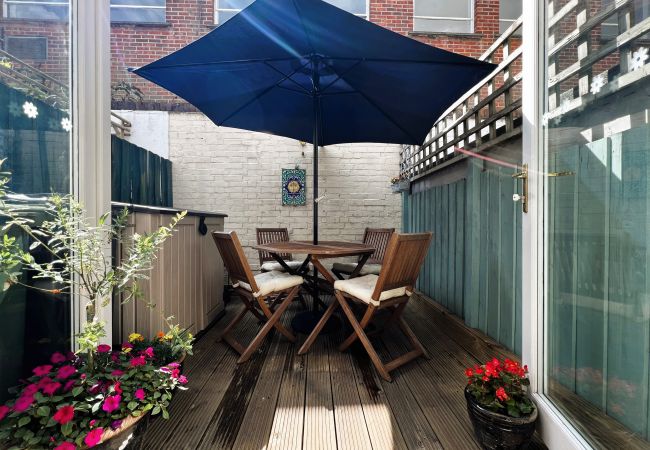 Cottage in Cowes - Bell Cottage, The Isle of Wight. Cottage in Cowes - Bell Cottage, The Isle of Wight.