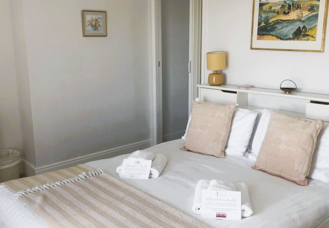 Cottage in Atherfield - Coastguard Cottage, The Isle of Wight.  Cottage in Atherfield - Coastguard Cottage, The Isle of Wight.