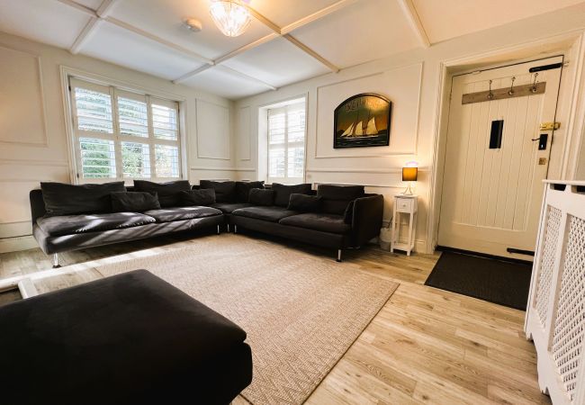 House in Ryde - Middle Lodge, The Isle of Wight. House in Ryde - Middle Lodge, The Isle of Wight.