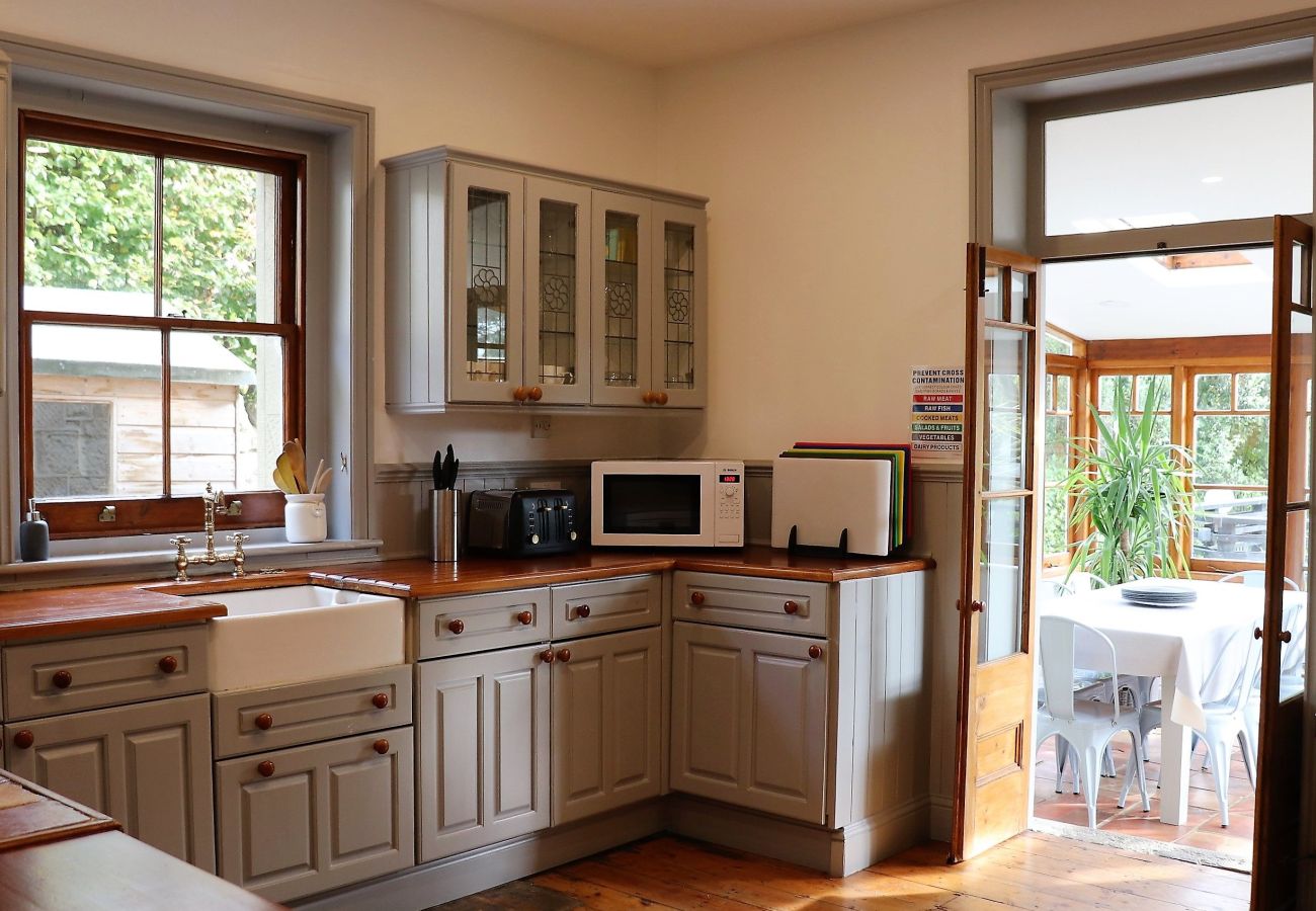 Well equipped cottage style kitchen 