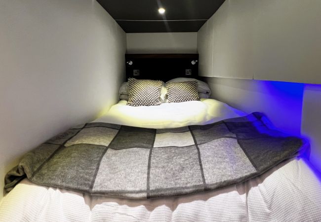 Boat in Binfield - Island Harbour Houseboat, The  Isle of Wight.  Boat in Binfield - Island Harbour Houseboat, The  Isle of Wight.