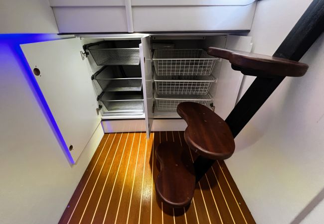 Boat in Binfield - Island Harbour Houseboat, The  Isle of Wight.  Boat in Binfield - Island Harbour Houseboat, The  Isle of Wight.