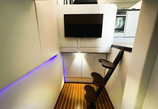 Boat in Binfield - Island Harbour Houseboat, The  Isle of Wight.  Boat in Binfield - Island Harbour Houseboat, The  Isle of Wight.