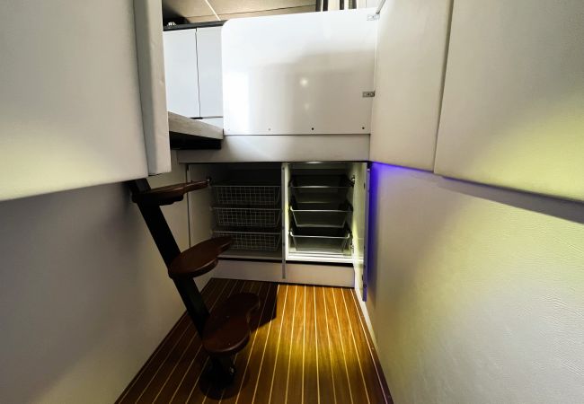 Boat in Binfield - Island Harbour Houseboat, The  Isle of Wight.  Boat in Binfield - Island Harbour Houseboat, The  Isle of Wight.