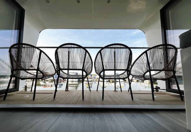 Boat in Binfield - Island Harbour Houseboat, The  Isle of Wight.  Boat in Binfield - Island Harbour Houseboat, The  Isle of Wight.