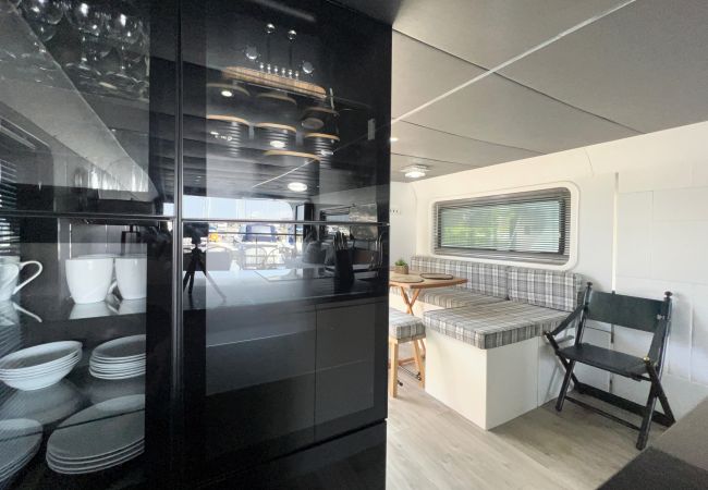 Boat in Binfield - Island Harbour Houseboat, The  Isle of Wight.  Boat in Binfield - Island Harbour Houseboat, The  Isle of Wight.