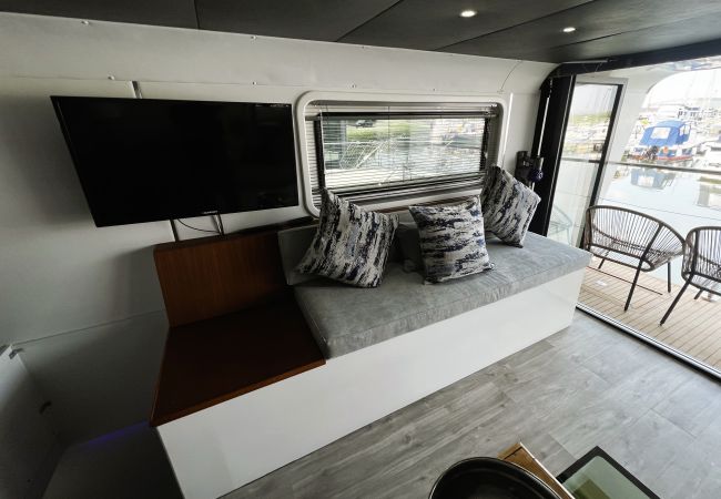 Boat in Binfield - Island Harbour Houseboat, The  Isle of Wight.  Boat in Binfield - Island Harbour Houseboat, The  Isle of Wight.