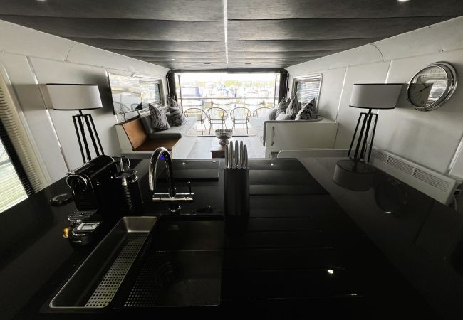 Boat in Binfield - Island Harbour Houseboat, The  Isle of Wight.  Boat in Binfield - Island Harbour Houseboat, The  Isle of Wight.