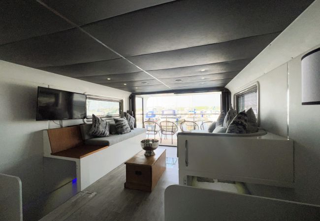 Boat in Binfield - Island Harbour Houseboat, The  Isle of Wight.  Boat in Binfield - Island Harbour Houseboat, The  Isle of Wight.