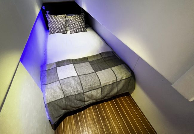 Boat in Binfield - Island Harbour Houseboat, The  Isle of Wight.  Boat in Binfield - Island Harbour Houseboat, The  Isle of Wight.