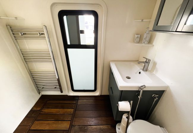 Boat in Binfield - Island Harbour Houseboat, The  Isle of Wight.  Boat in Binfield - Island Harbour Houseboat, The  Isle of Wight.