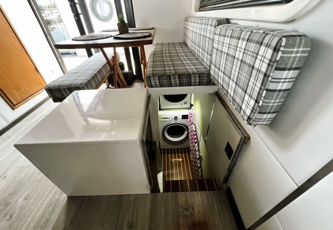 Boat in Binfield - Island Harbour Houseboat, The  Isle of Wight.  Boat in Binfield - Island Harbour Houseboat, The  Isle of Wight.