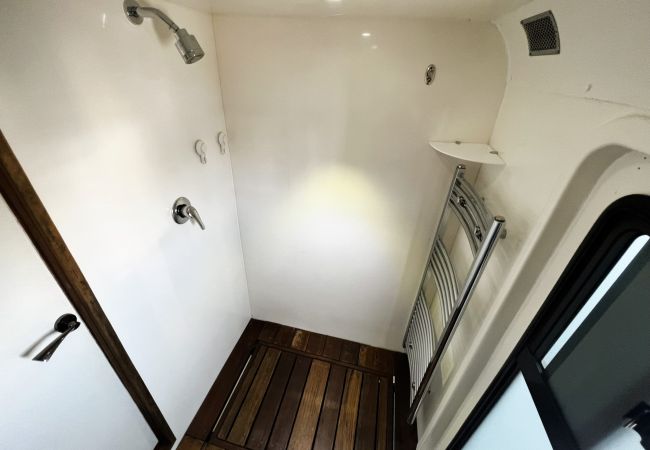 Boat in Binfield - Island Harbour Houseboat, The  Isle of Wight.  Boat in Binfield - Island Harbour Houseboat, The  Isle of Wight.