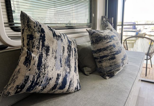 Boat in Binfield - Island Harbour Houseboat, The  Isle of Wight.  Boat in Binfield - Island Harbour Houseboat, The  Isle of Wight.