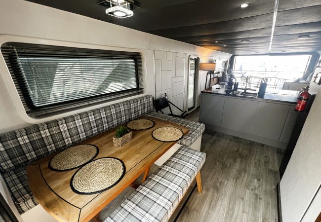 Boat in Binfield - Island Harbour Houseboat, The  Isle of Wight.  Boat in Binfield - Island Harbour Houseboat, The  Isle of Wight.