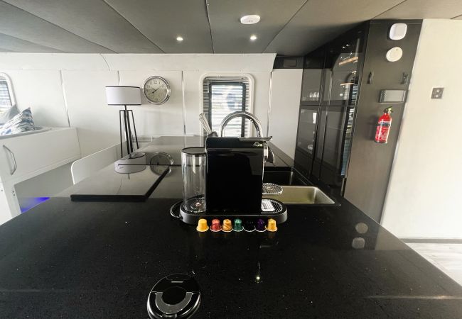 Boat in Binfield - Island Harbour Houseboat, The  Isle of Wight.  Boat in Binfield - Island Harbour Houseboat, The  Isle of Wight.