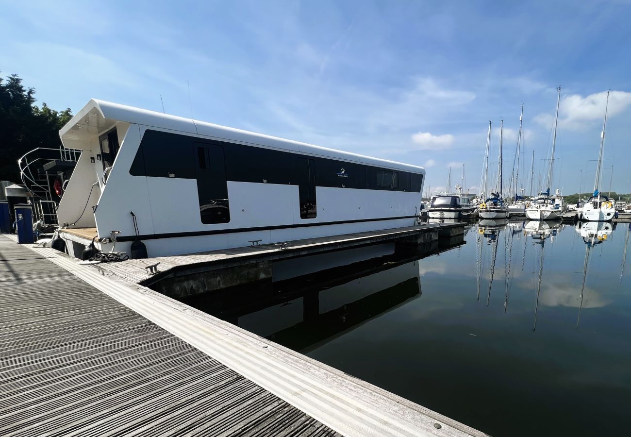 Boat in Binfield - Island Harbour Houseboat, The  Isle of Wight. 