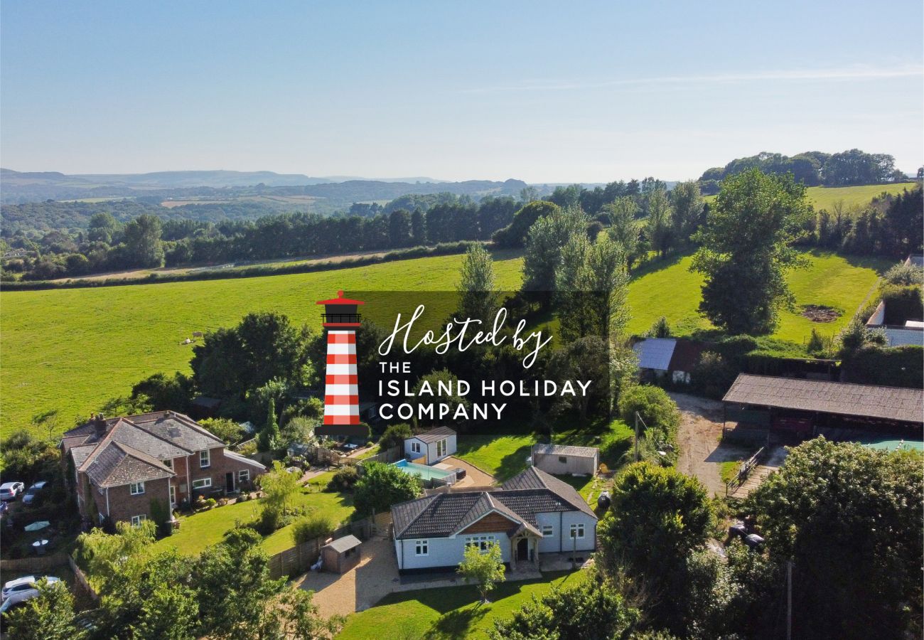 the-island-holiday-company isle-of-wight sandown villa holiday heated-swimming-pool pet-friendly log-burner countryside 6-people