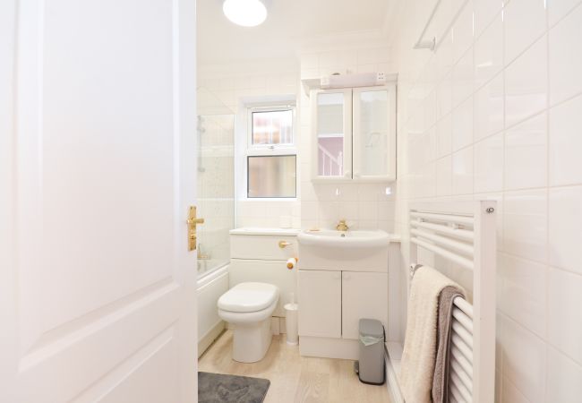 House in Gurnard - Princes Esplanade The Isle of Wight House in Gurnard - Princes Esplanade The Isle of Wight