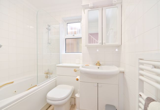 House in Gurnard - Princes Esplanade The Isle of Wight House in Gurnard - Princes Esplanade The Isle of Wight