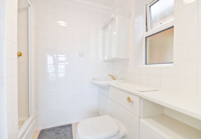 House in Gurnard - Princes Esplanade The Isle of Wight House in Gurnard - Princes Esplanade The Isle of Wight