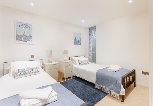 Chalet in Gurnard - The Deck House, Isle of Wight Chalet in Gurnard - The Deck House, Isle of Wight