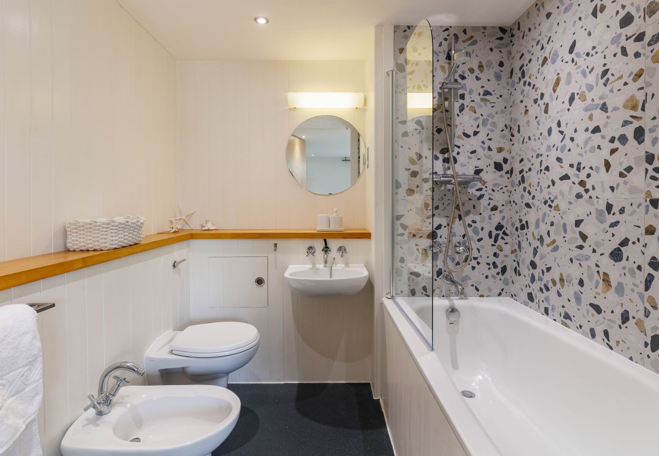 Chalet in Gurnard - The Deck House, Isle of Wight
