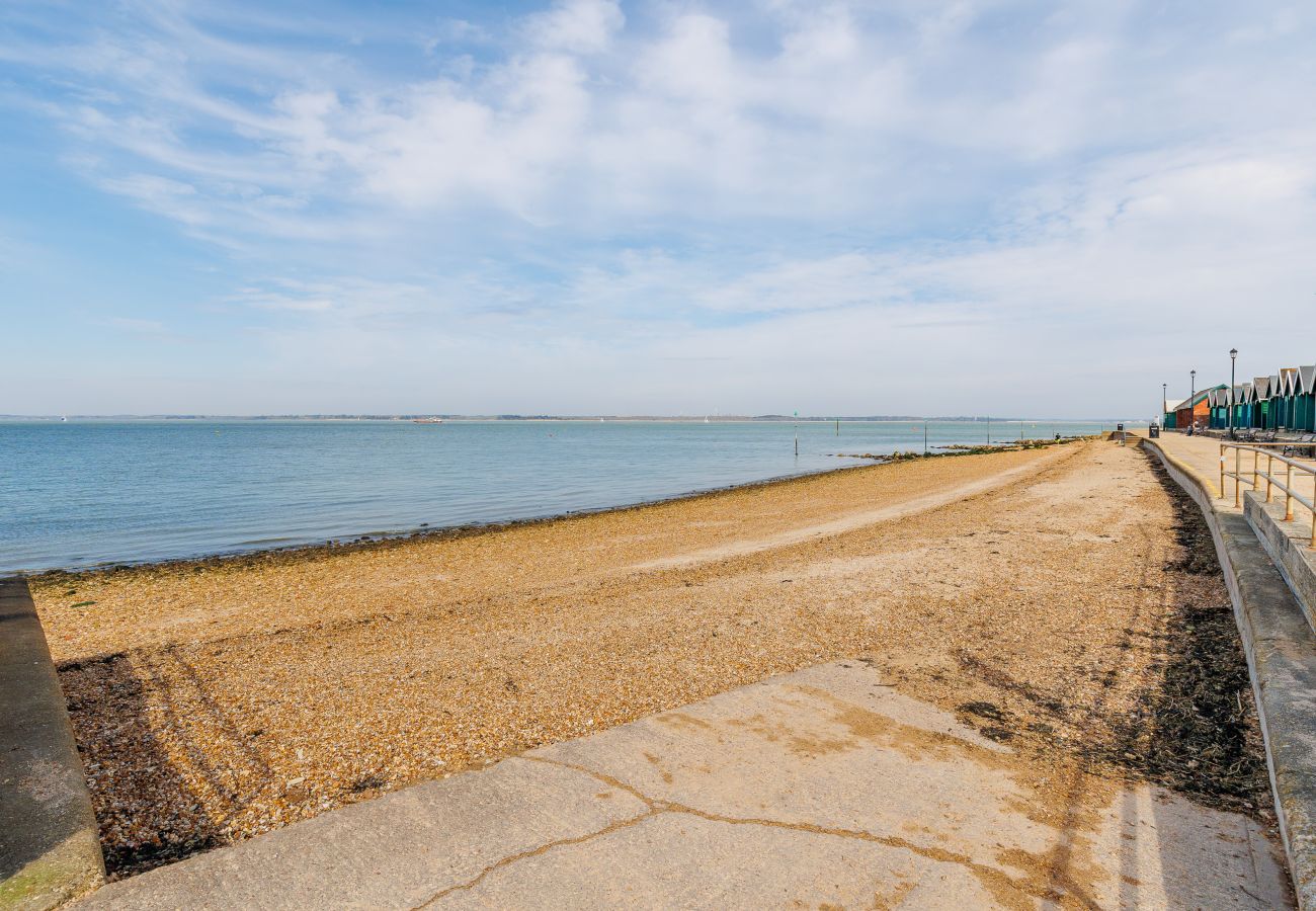 Chalet in Gurnard - The Deck House, Isle of Wight