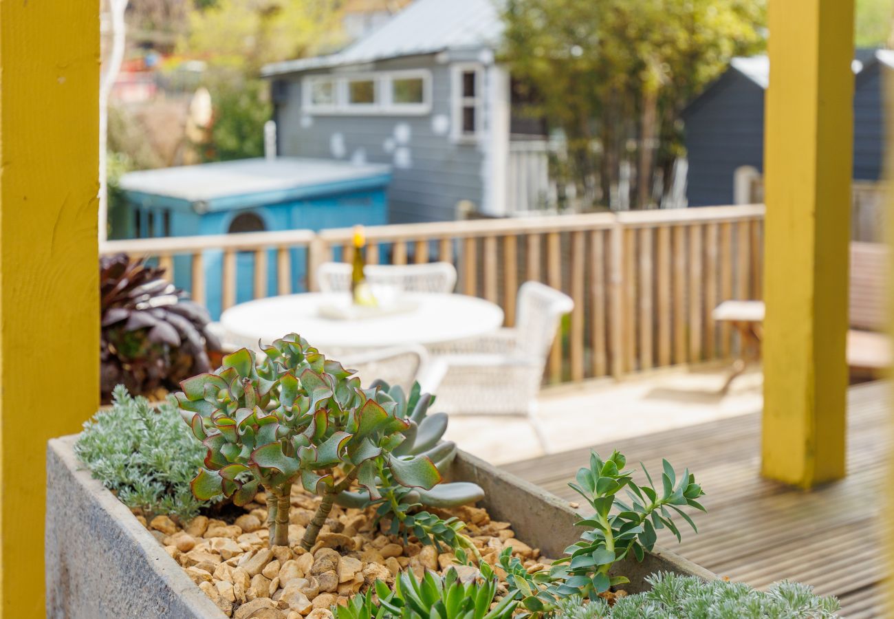 Chalet in Gurnard - The Deck House, Isle of Wight