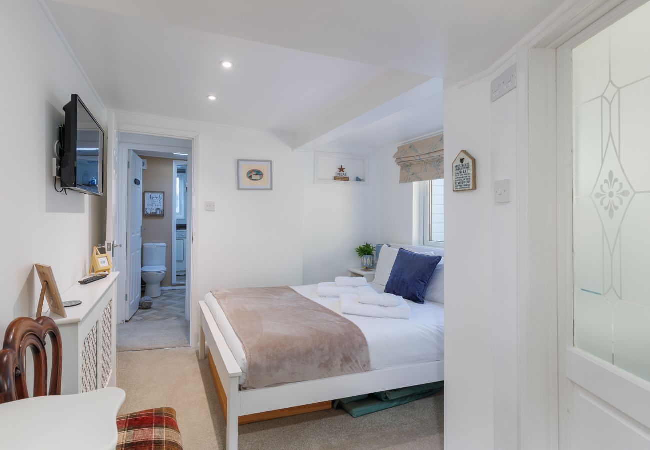 Bungalow in Bembridge - Red Cedars with Private Hot Tub 