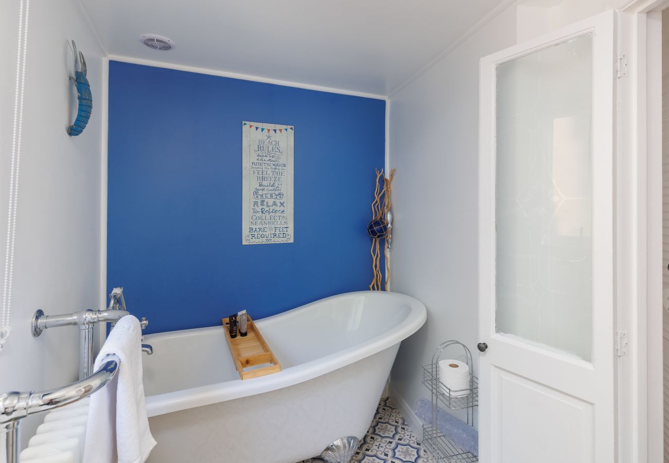Bungalow in Bembridge - Red Cedars with Private Hot Tub 