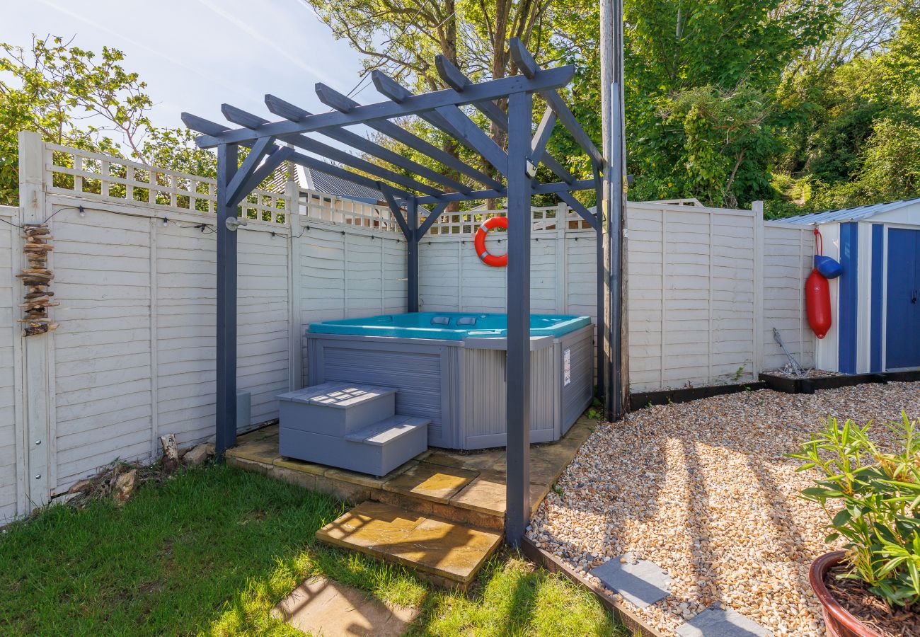 Bungalow in Bembridge - Red Cedars with Private Hot Tub 